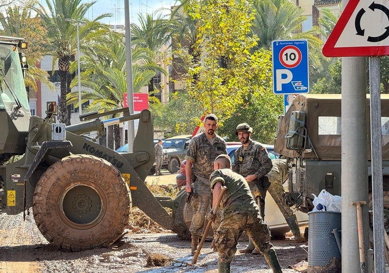 Militares realizan trabajos de limpieza en Algemesí.