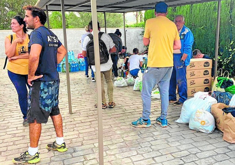 Los vecinos de esta partida situada en Torrent se han organizado para obtener alimentos y ropa.