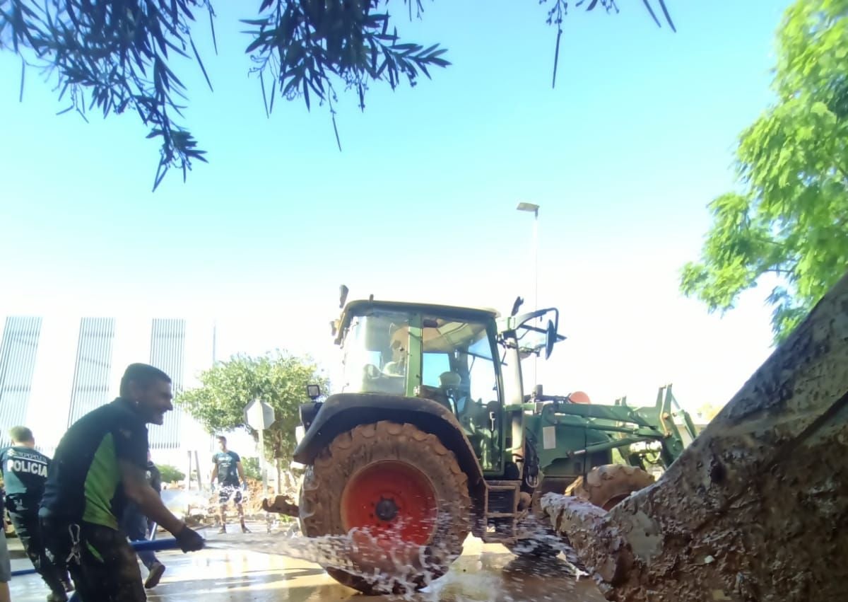 Imagen secundaria 1 - Los vecinos, ayudados por bomberos voluntarios llegados de Alcorcón y policías también voluntarios, limpian las calles del barrio y sacan agua.