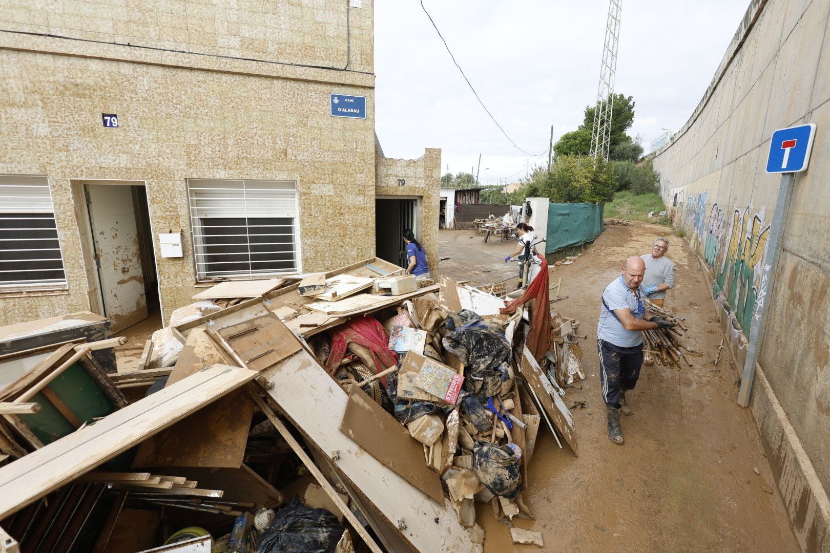 Los rescates continúan entre el barro en los pueblos afectados por la DANA