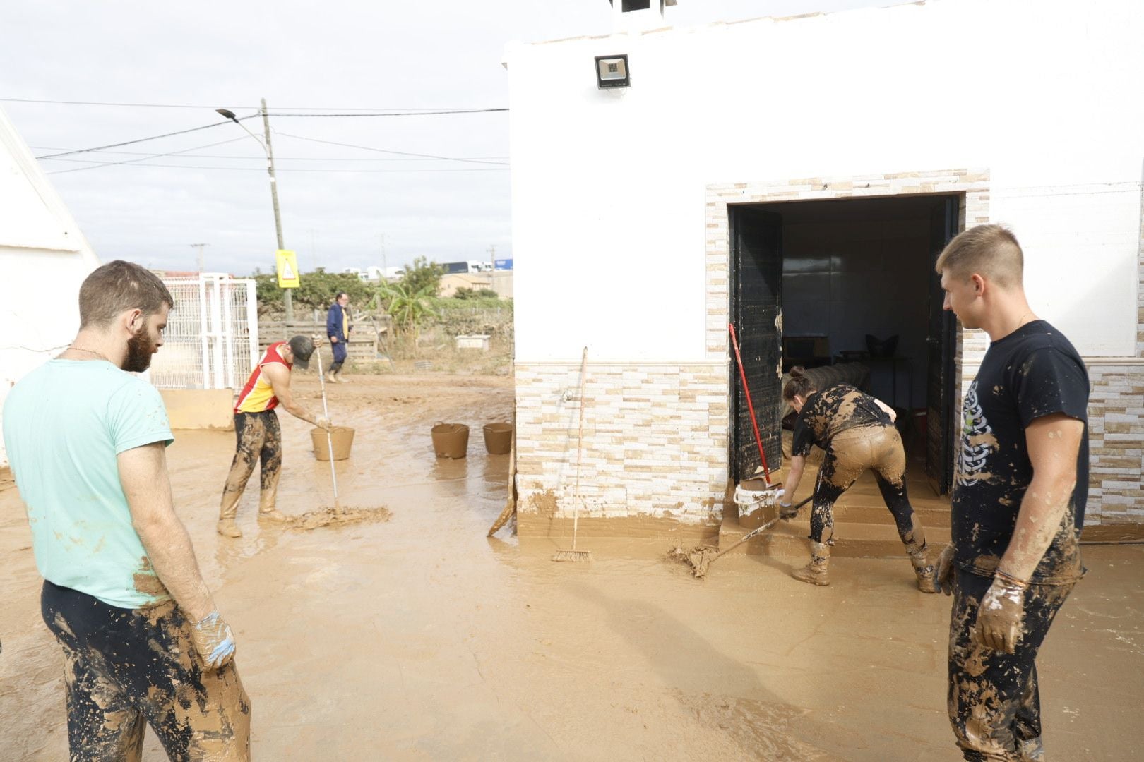 Los rescates continúan entre el barro en los pueblos afectados por la DANA