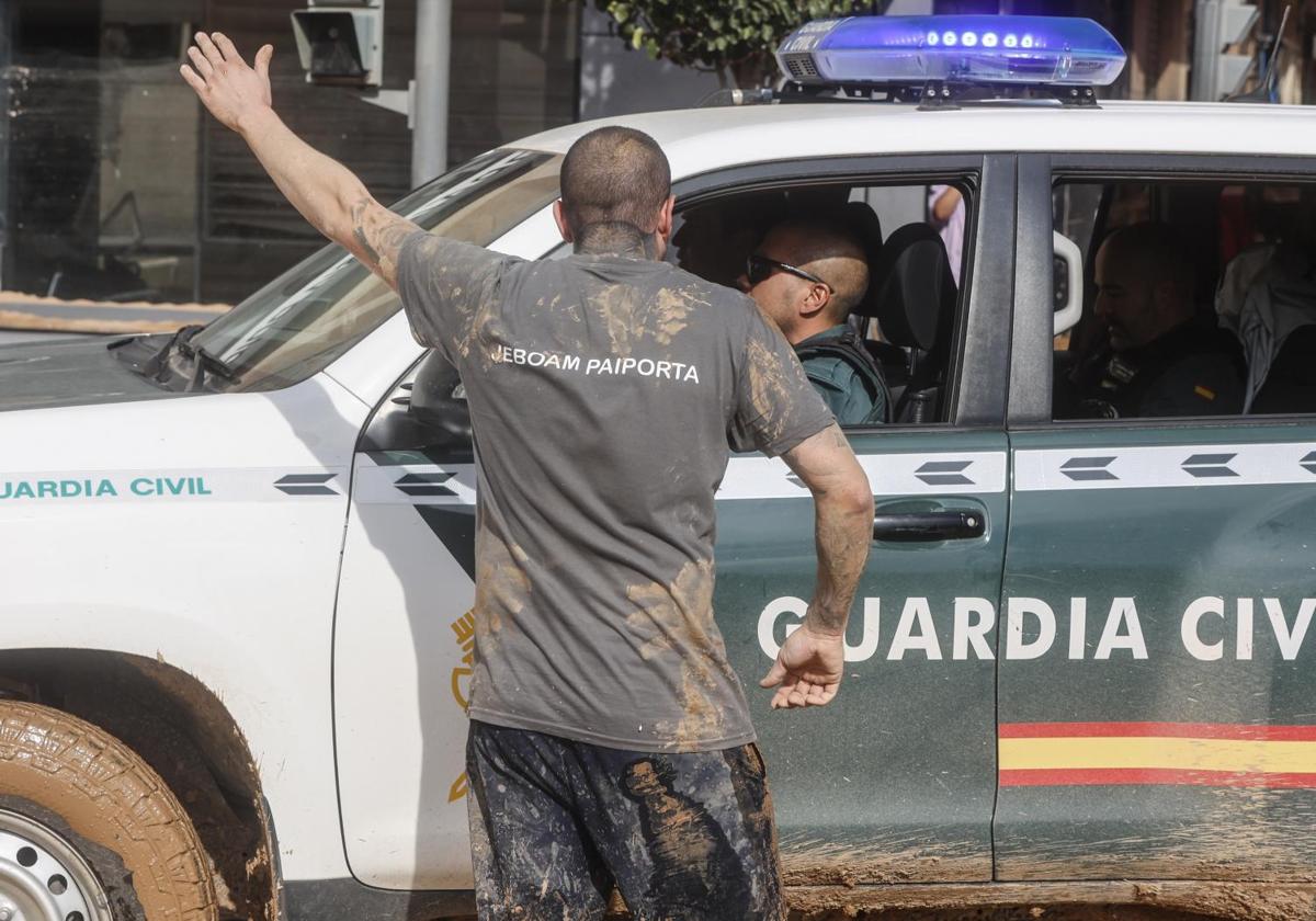 Guardia Civil en la zona afectada por la DANA.