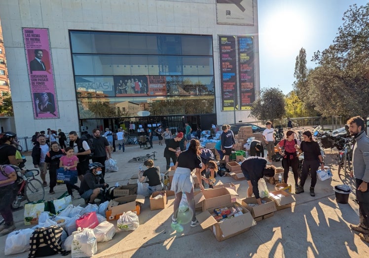 Voluntarios organizan los víveres para los sucesivos viajes que realizan los ciclistas.