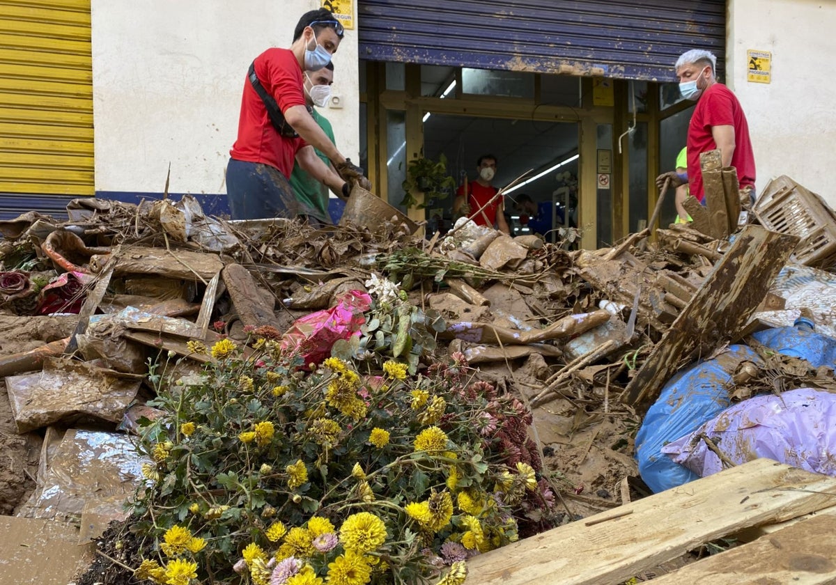 Vecinos y voluntarios en tareas de limpieza en Aldaia.