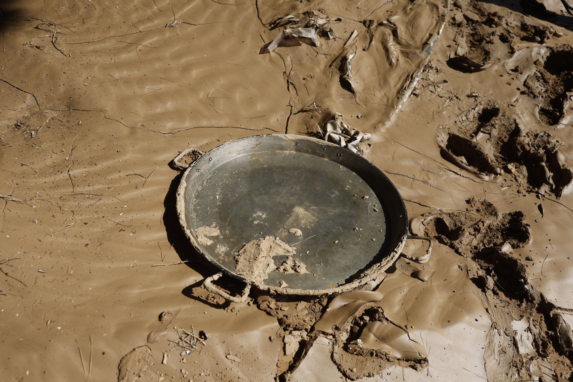 El agua destruye los recuerdos de toda una vida en las casas de miles de familias