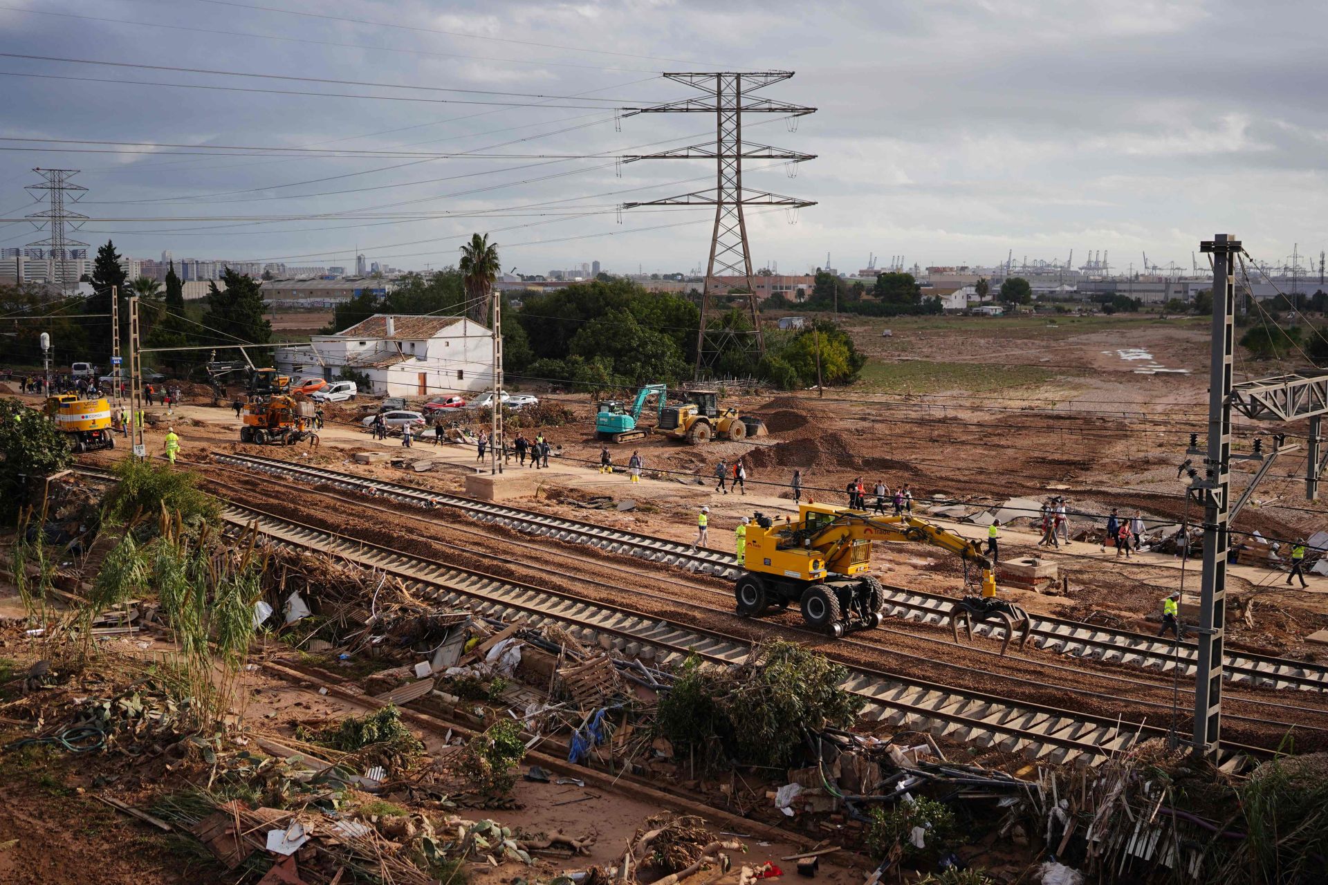 Los trabajos de rescate continúan en los pueblos de Valencia siete días después de la DANA