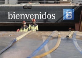 Dos militares de la UME salen de la boca de acceso al parking.