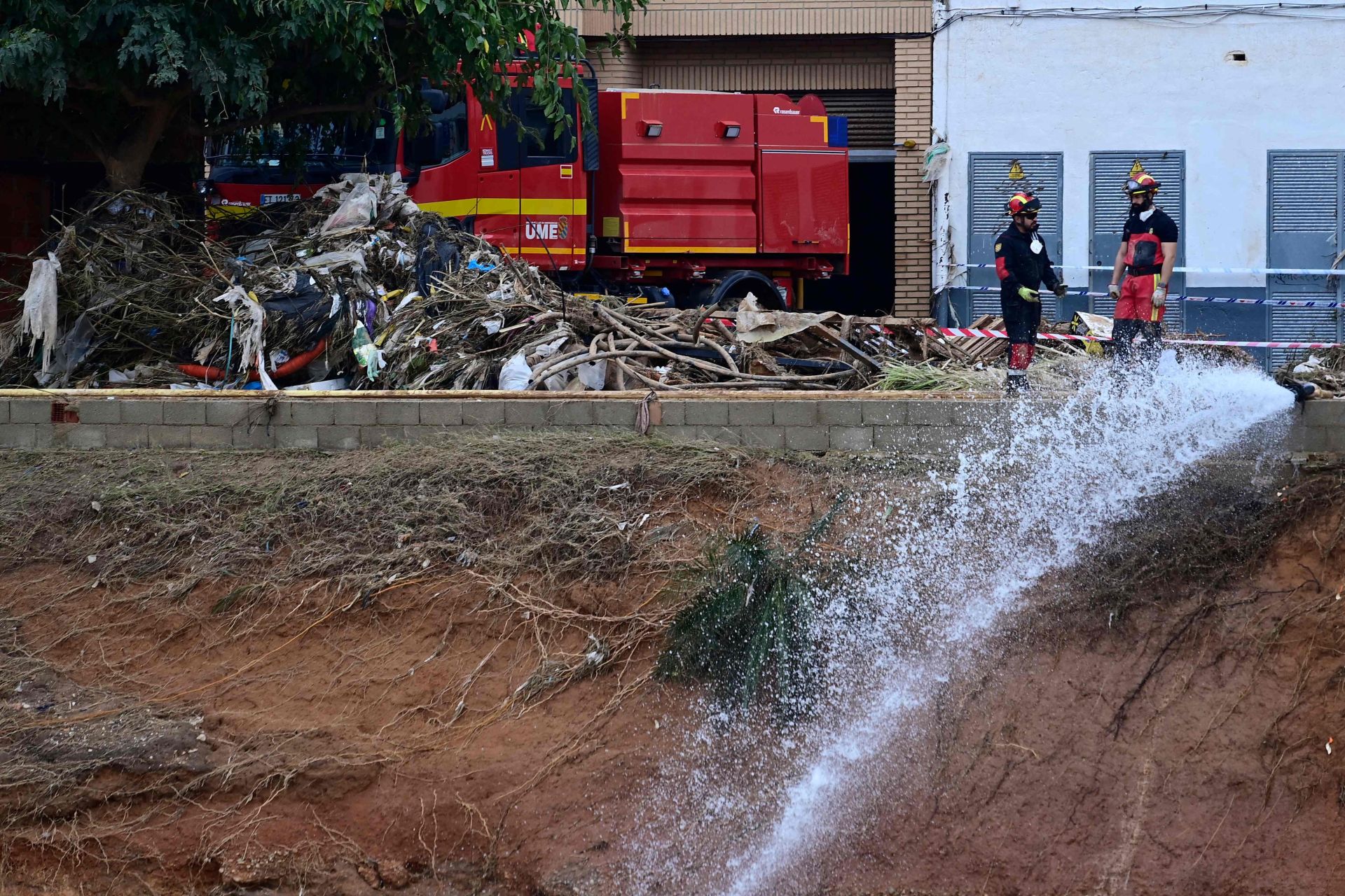 Los trabajos de rescate continúan en los pueblos de Valencia siete días después de la DANA