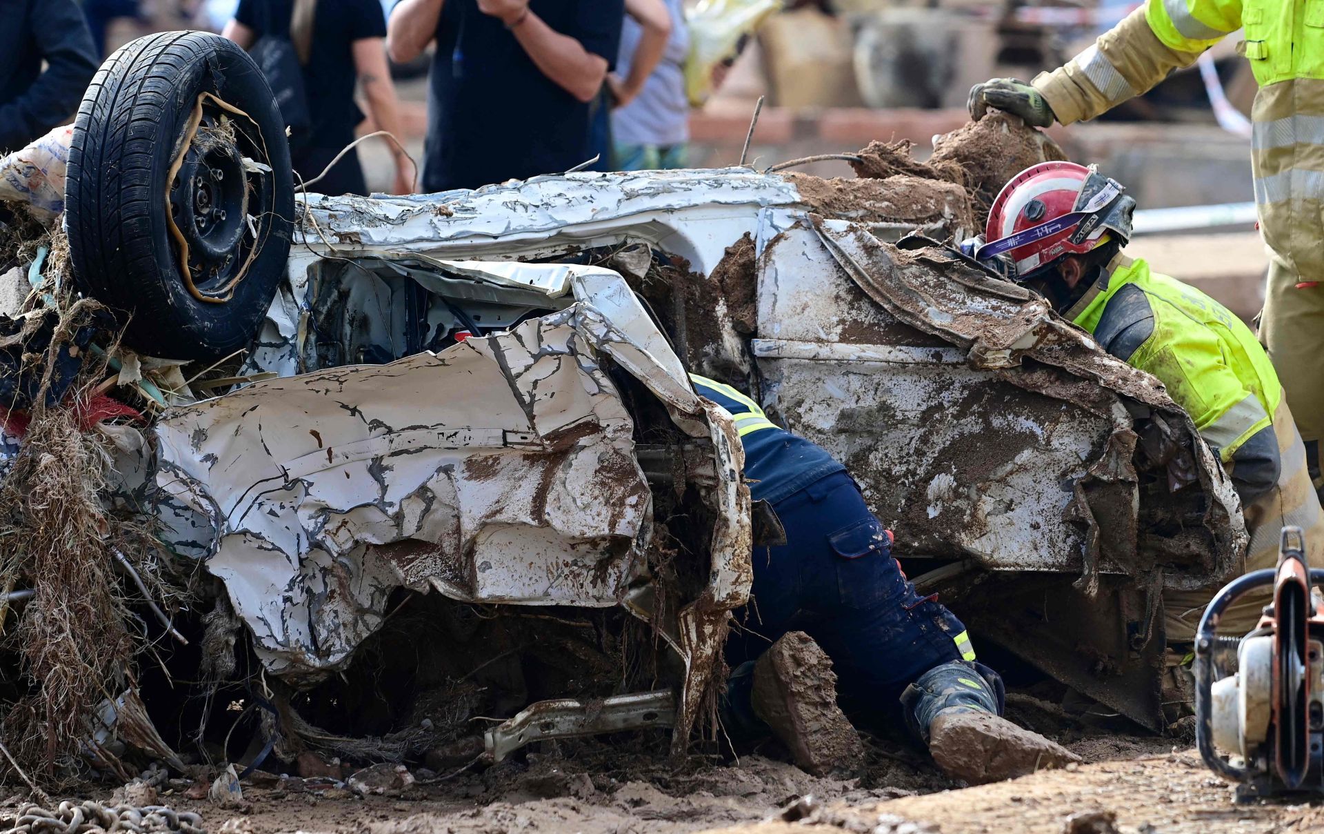 Los trabajos de rescate continúan en los pueblos de Valencia siete días después de la DANA