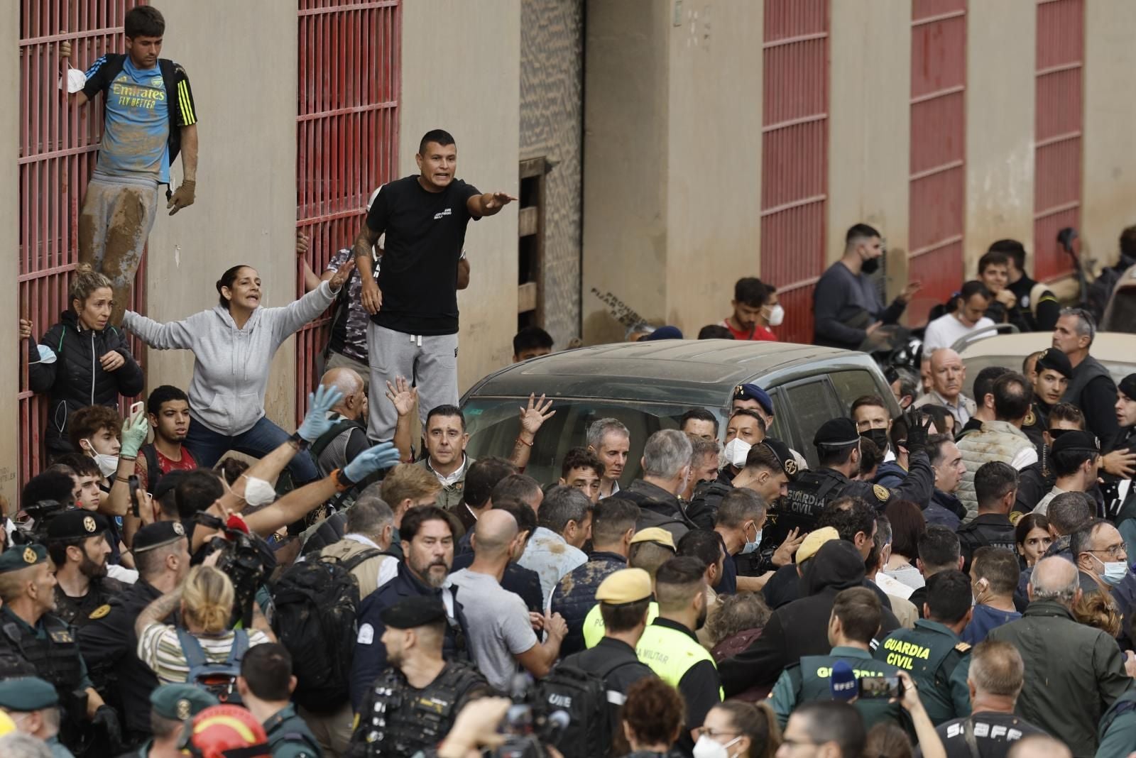 Fotos de tensión durante la visita de los Reyes, Sánchez y Mazón en Paiporta