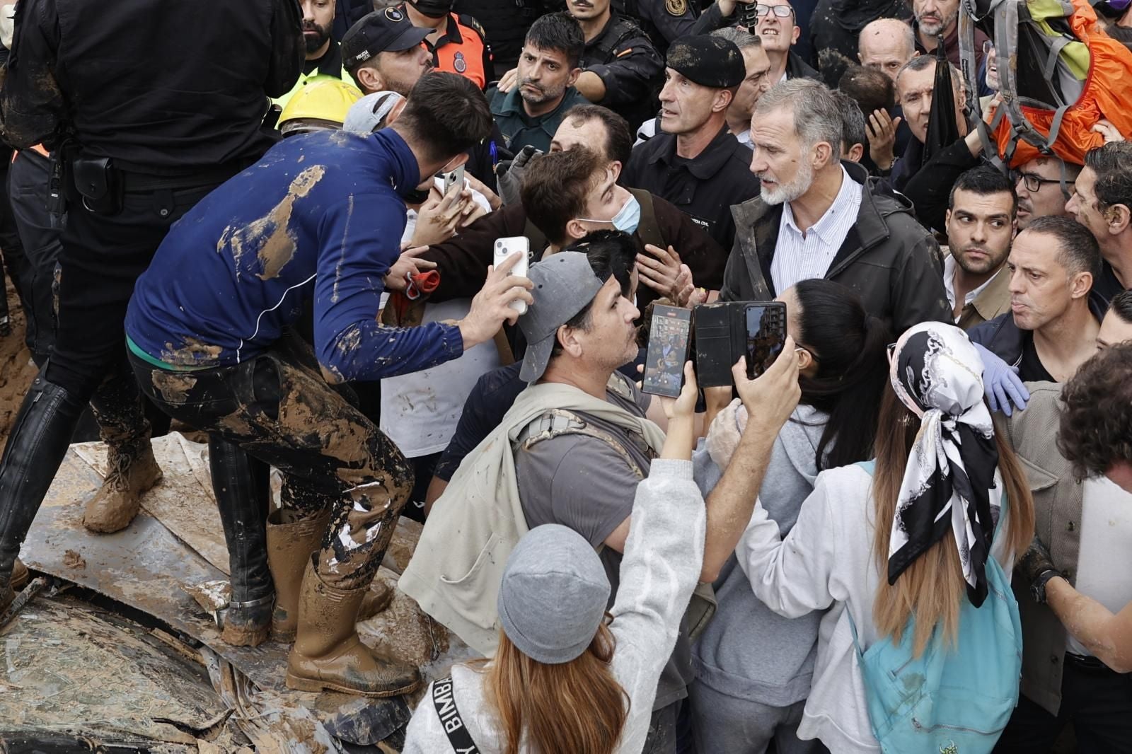 Fotos de tensión durante la visita de los Reyes, Sánchez y Mazón en Paiporta