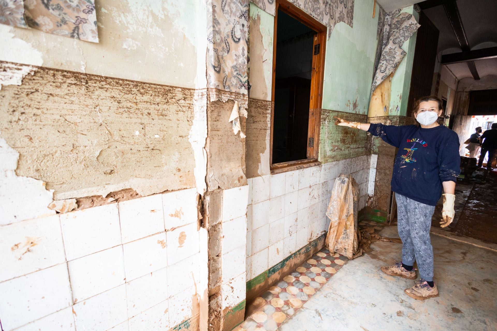 El agua destruye los recuerdos de toda una vida en las casas de miles de familias