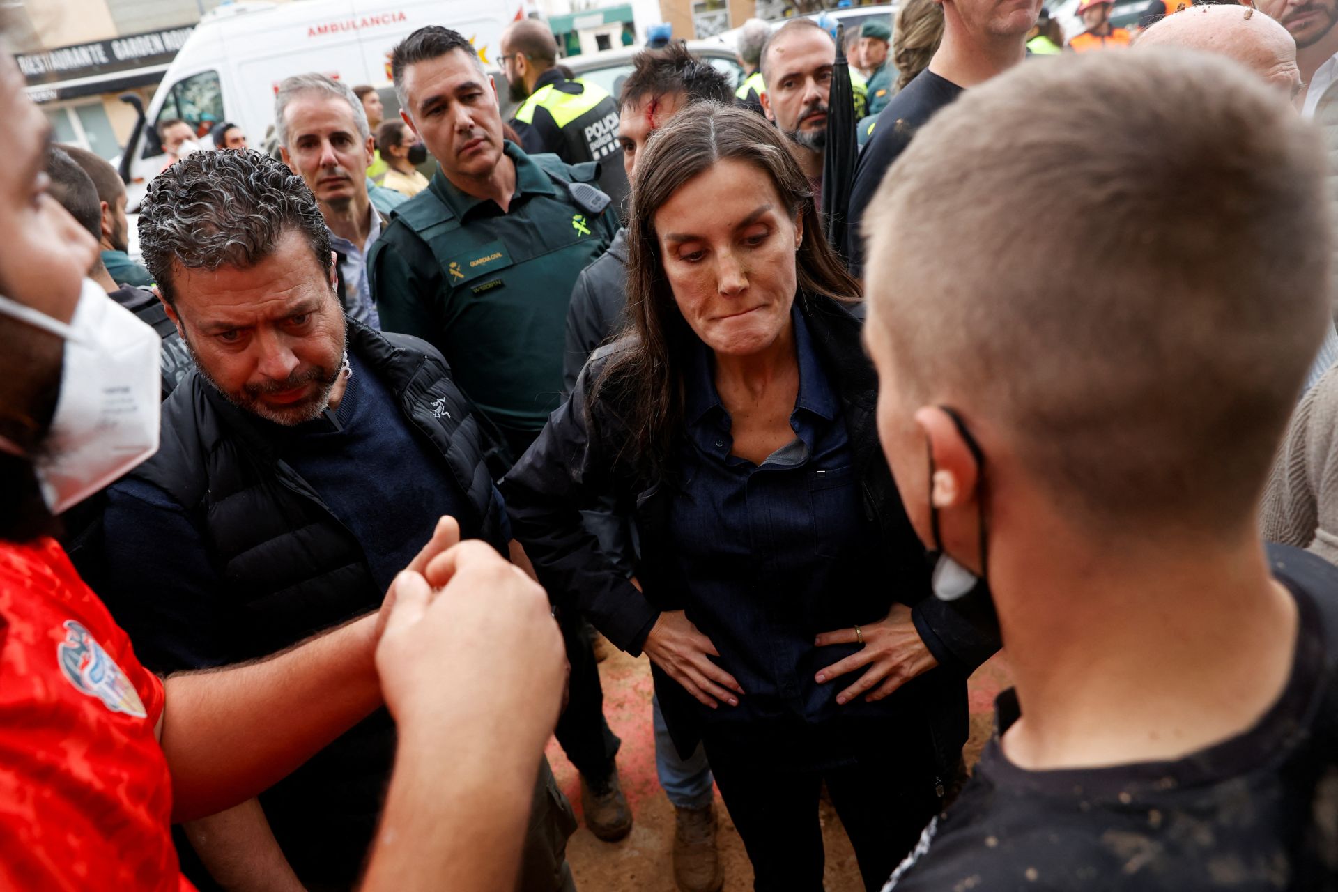 Fotos de tensión durante la visita de los Reyes, Sánchez y Mazón en Paiporta