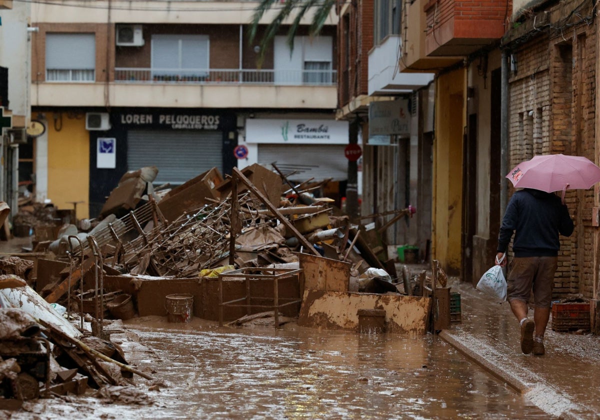 Las calles de Paiporta continúan llenas de lodo y barro.