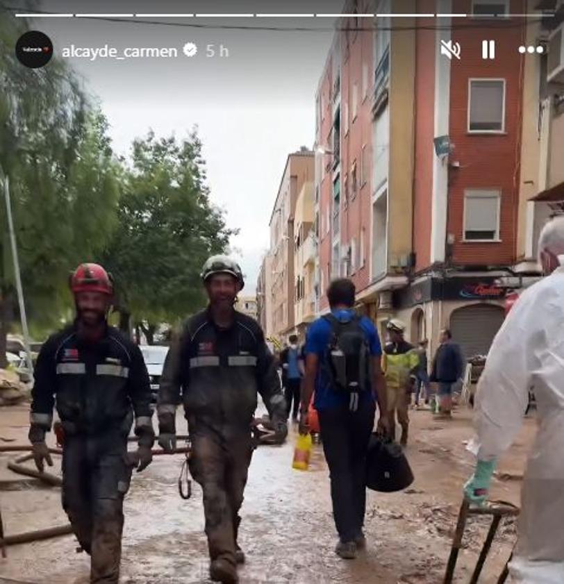 Imagen principal - Carmen Alcayde acude a Benetúser como voluntaria y pide ayuda para encontrar a un familiar desaparecido