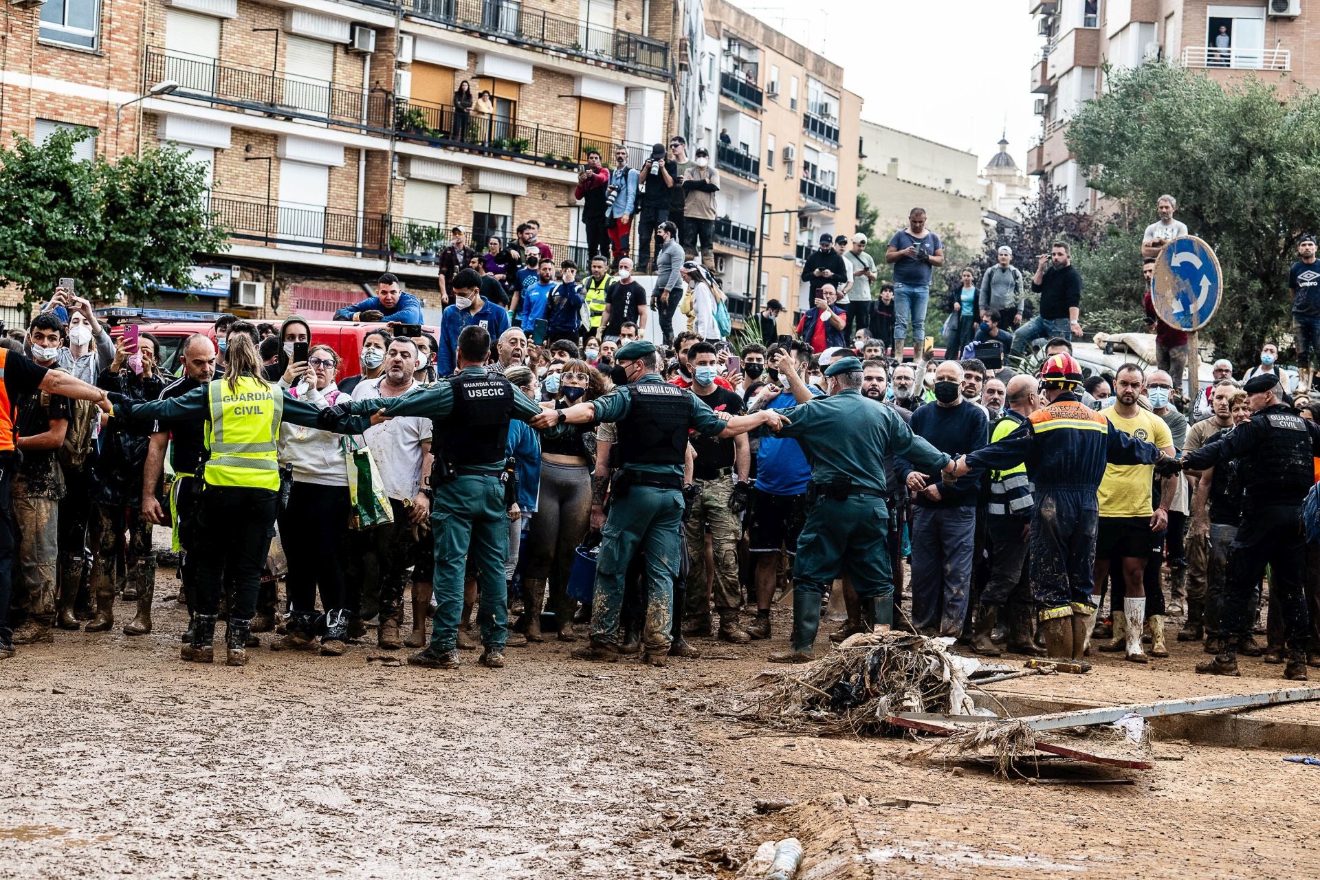 Fotos de tensión durante la visita de los Reyes, Sánchez y Mazón en Paiporta