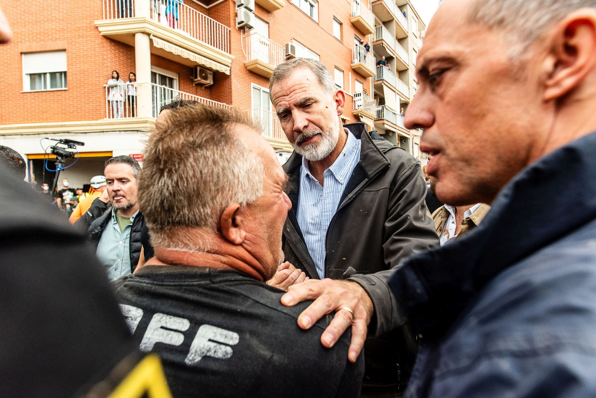 Fotos de tensión durante la visita de los Reyes, Sánchez y Mazón en Paiporta