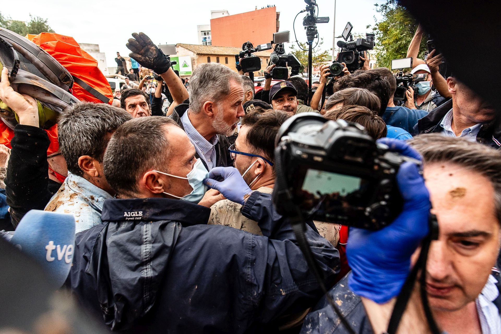 Fotos de tensión durante la visita de los Reyes, Sánchez y Mazón en Paiporta