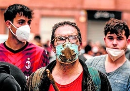 El uso de la mascarilla se va extendiendo en las zonas damnificadas.