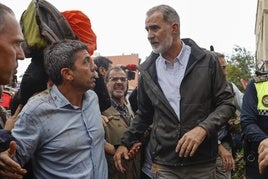 El rey Felipe junto al presidente de la Generalitat, Carlos Mazón, en Paiporta.