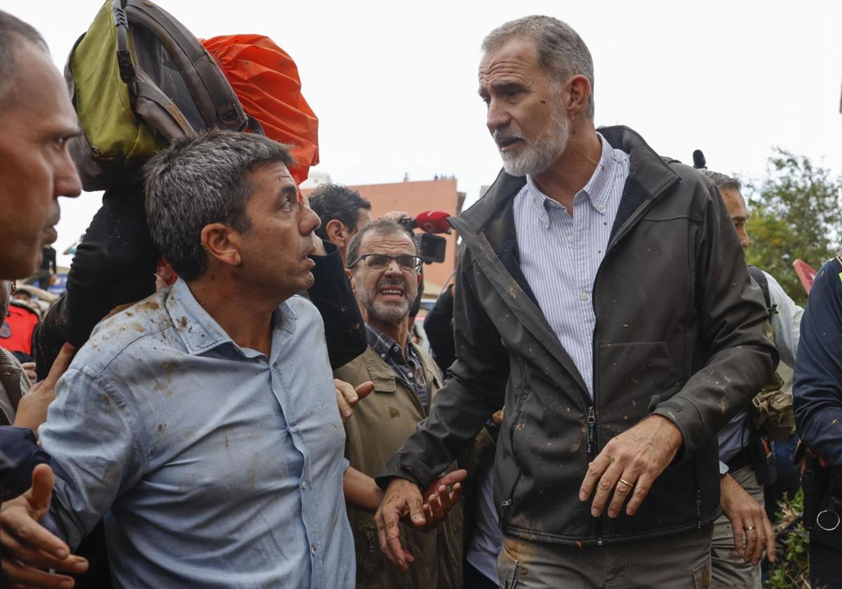 El rey Felipe junto al presidente de la Generalitat, Carlos Mazón, en Paiporta.