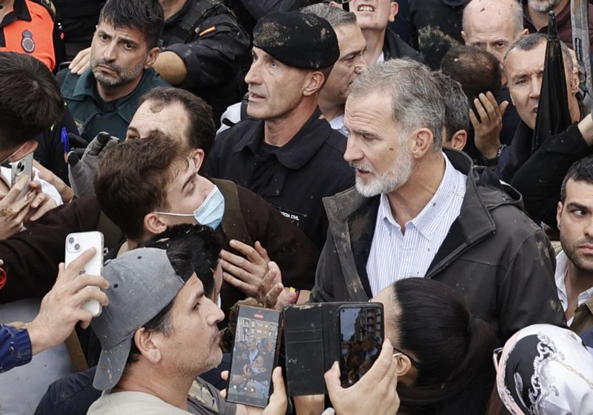 El Rey dialoga con varias personas en Paiporta.