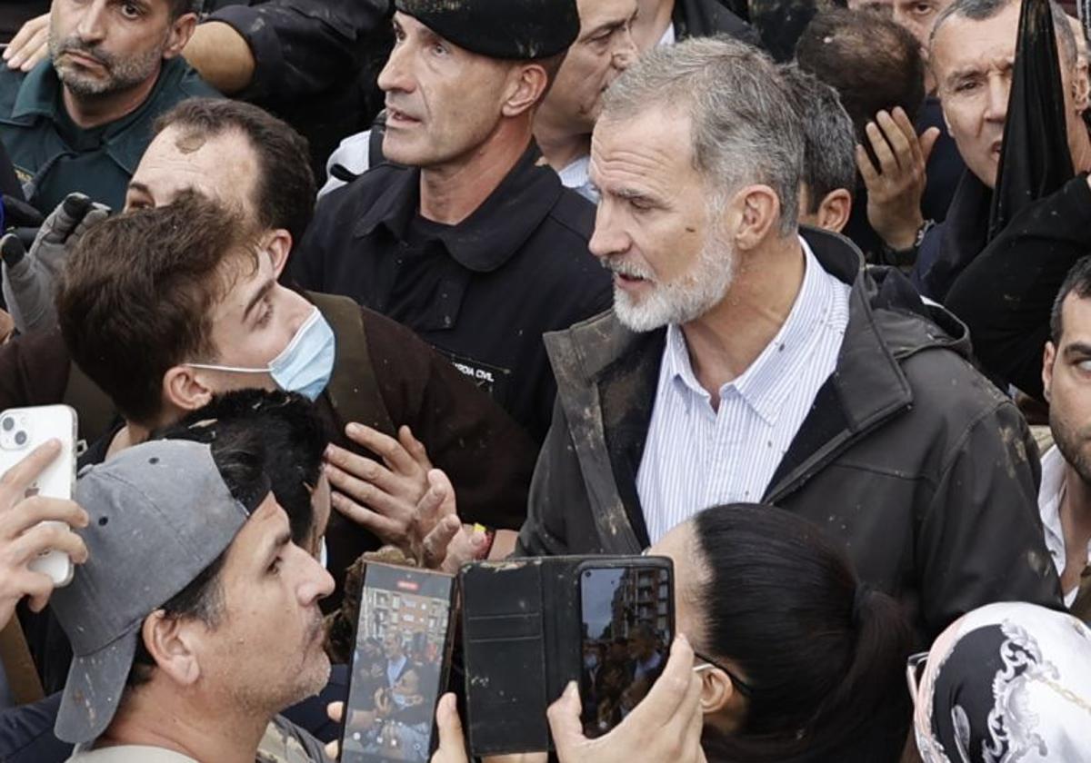 La desesperación desata la tensión en Paiporta durante la visita de los Reyes, Sánchez y Mazón