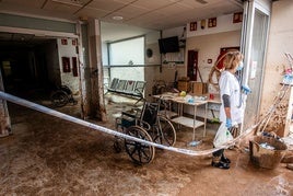 Una sanitaria, en el acceso del centro de salud destuido.