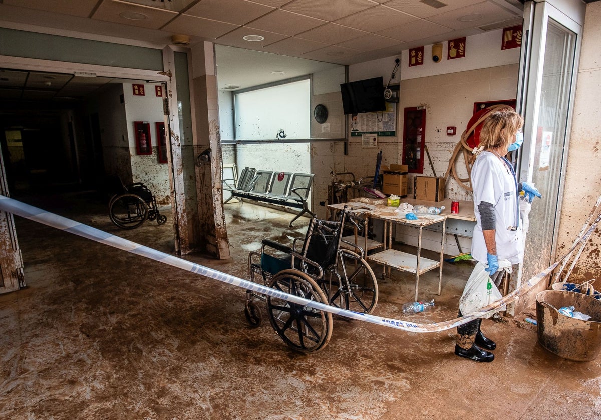 Una sanitaria, en el acceso del centro de salud destuido.