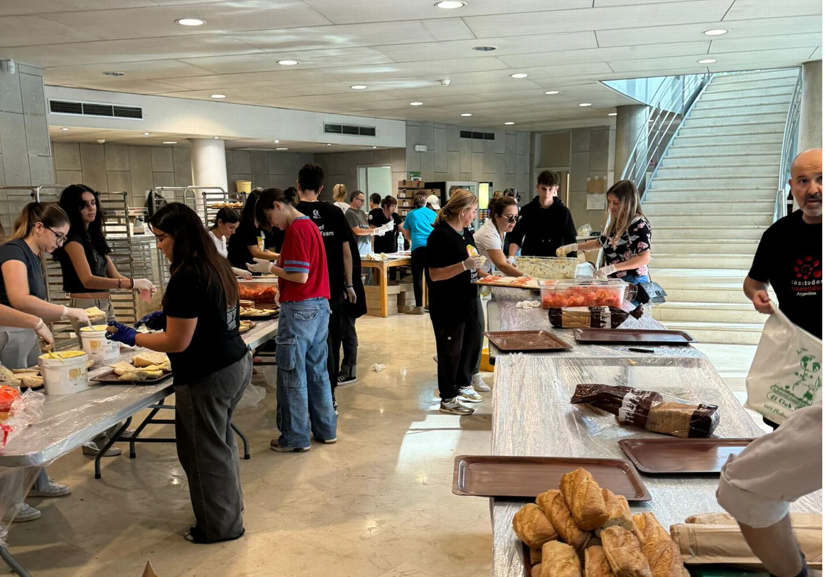 Voluntarios trabajan en la sede de la World Central Kitchen, instalada en el CdT de Valencia.