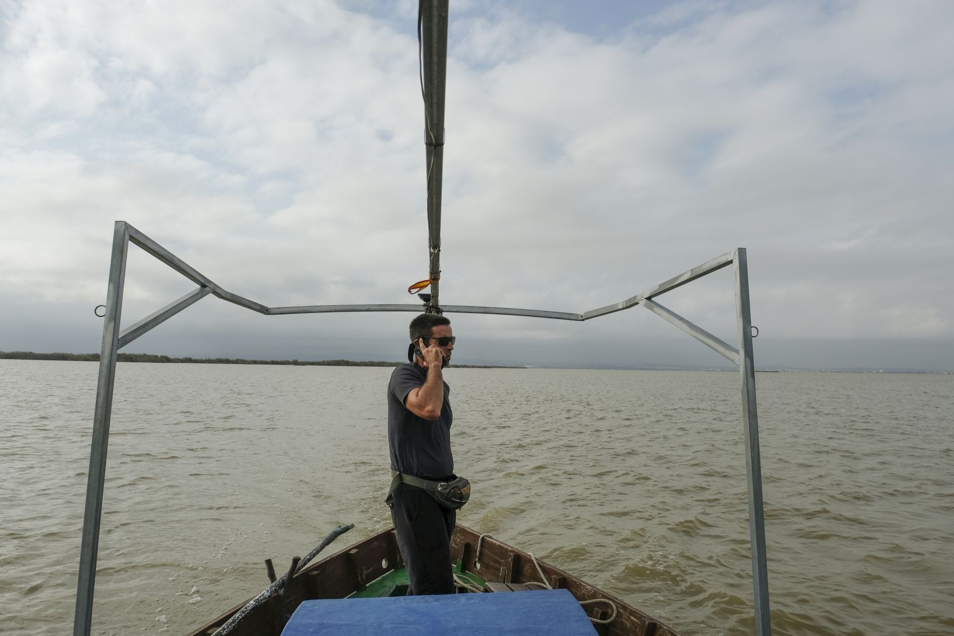 Pescadores y barqueros ayudan a peinar La Albufera en busca de cadáveres