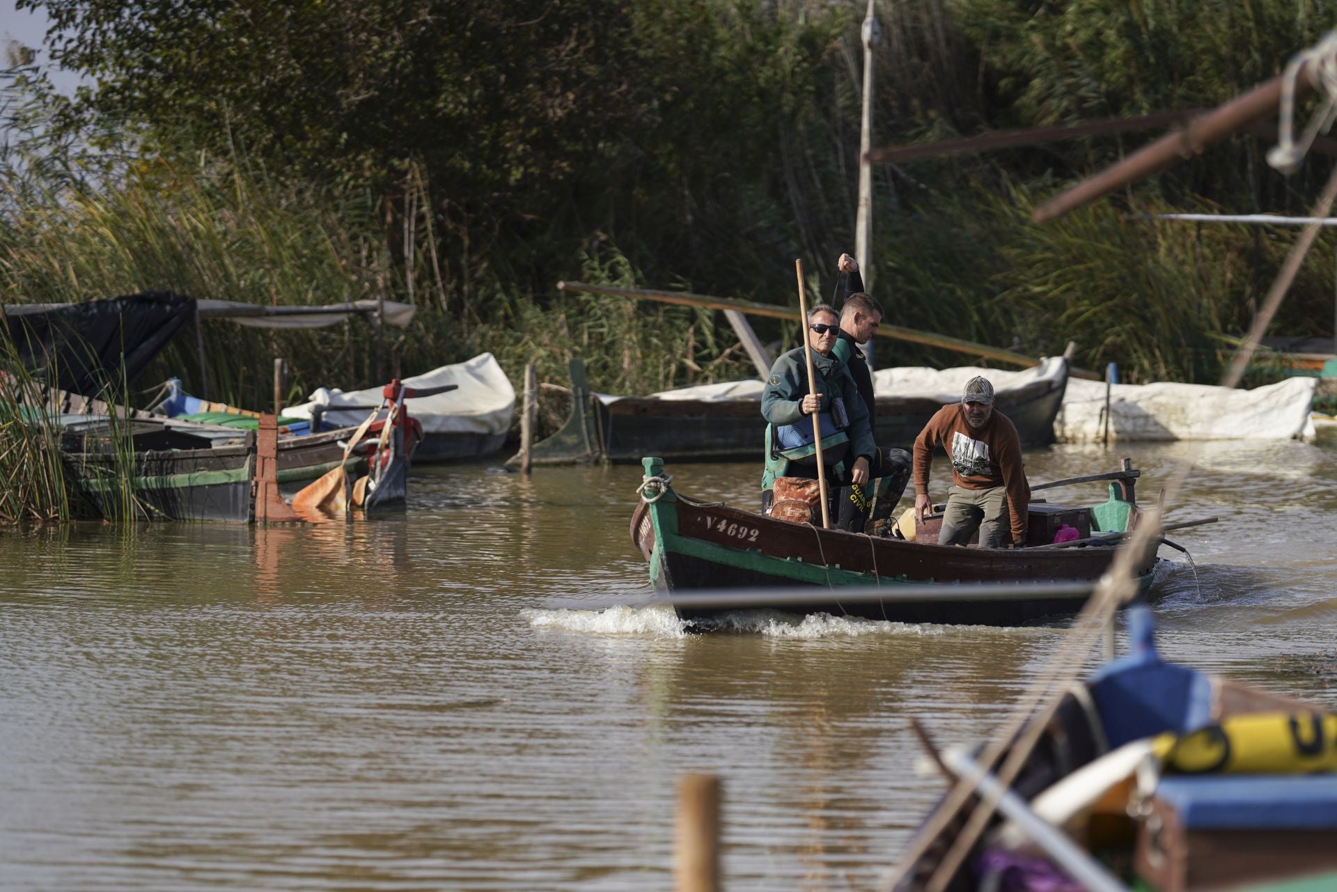 Pescadores y barqueros ayudan a peinar La Albufera en busca de cadáveres