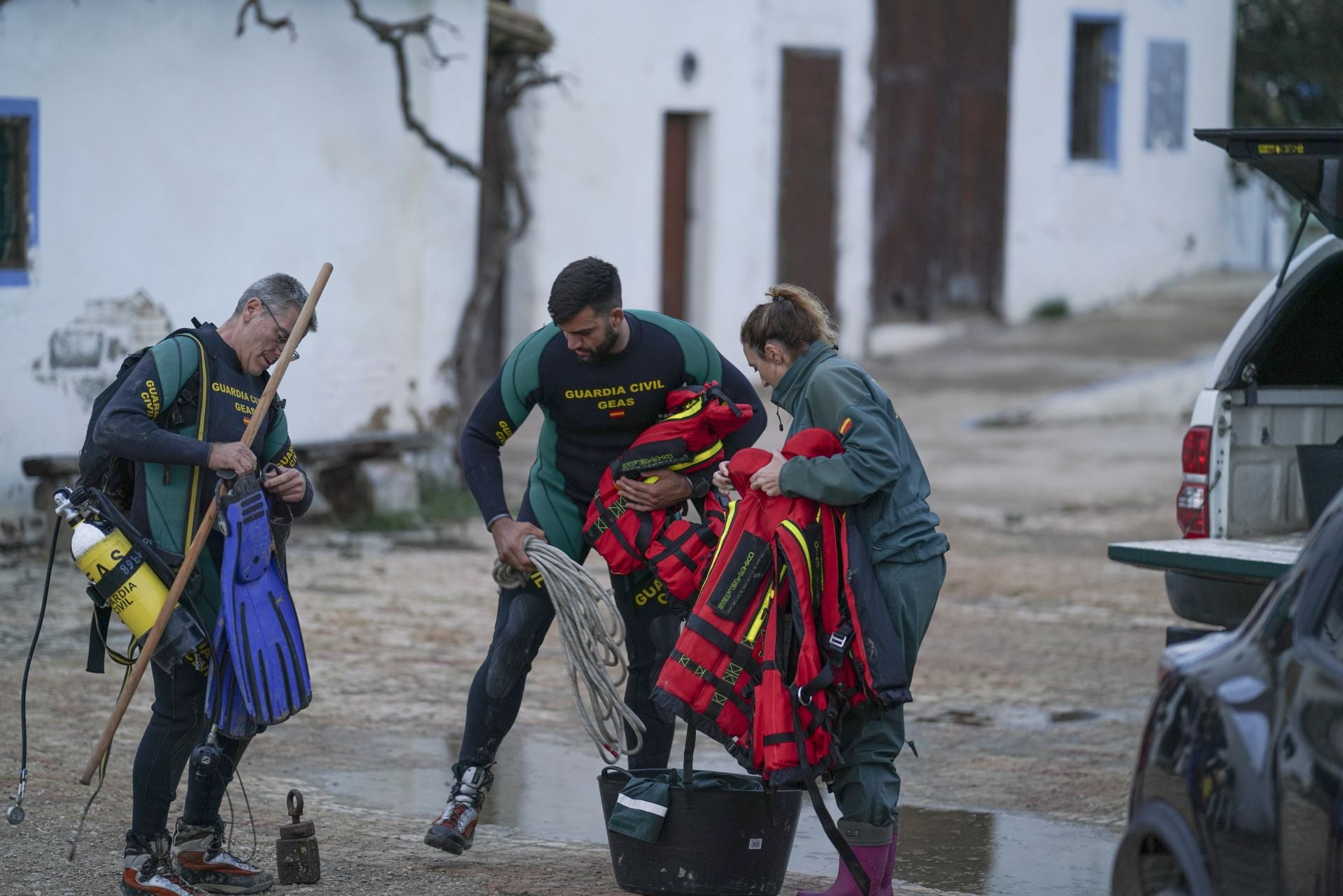 Pescadores y barqueros ayudan a peinar La Albufera en busca de cadáveres