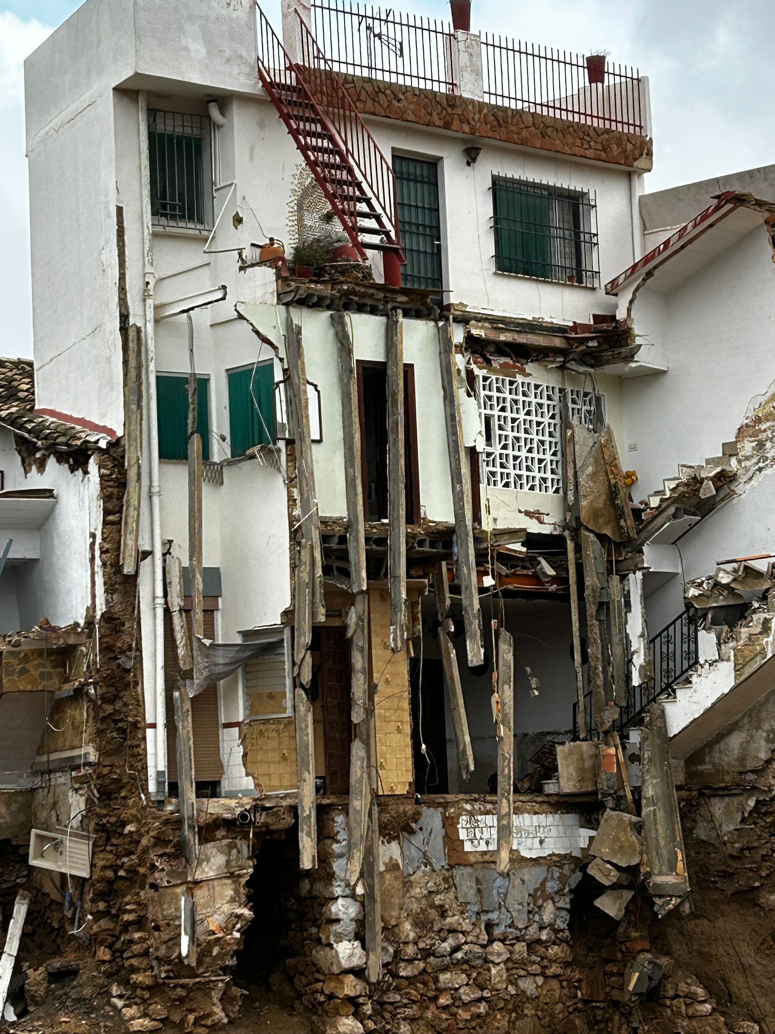 SOS en Chiva por el riesgo de derrumbes de casas y petición de ayuda a arquitectos