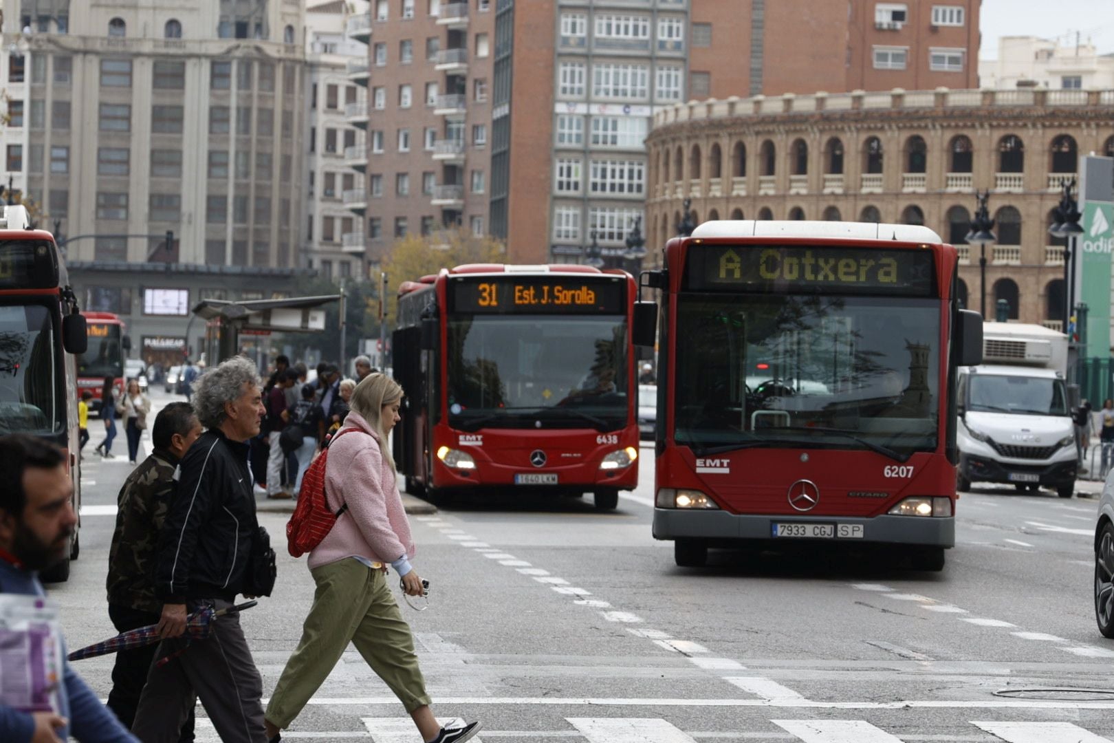 Valencia intenta retomar la normalidad con colas en buses y trenes cancelados