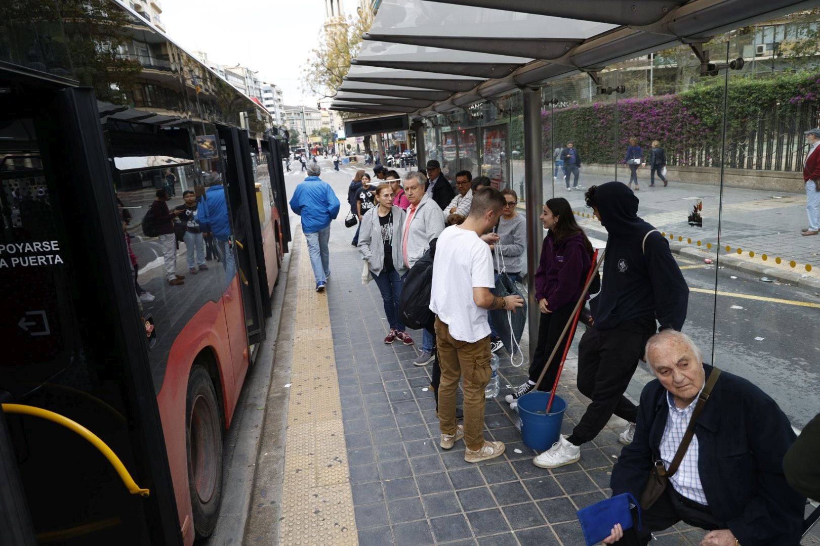 Valencia intenta retomar la normalidad con colas en buses y trenes cancelados