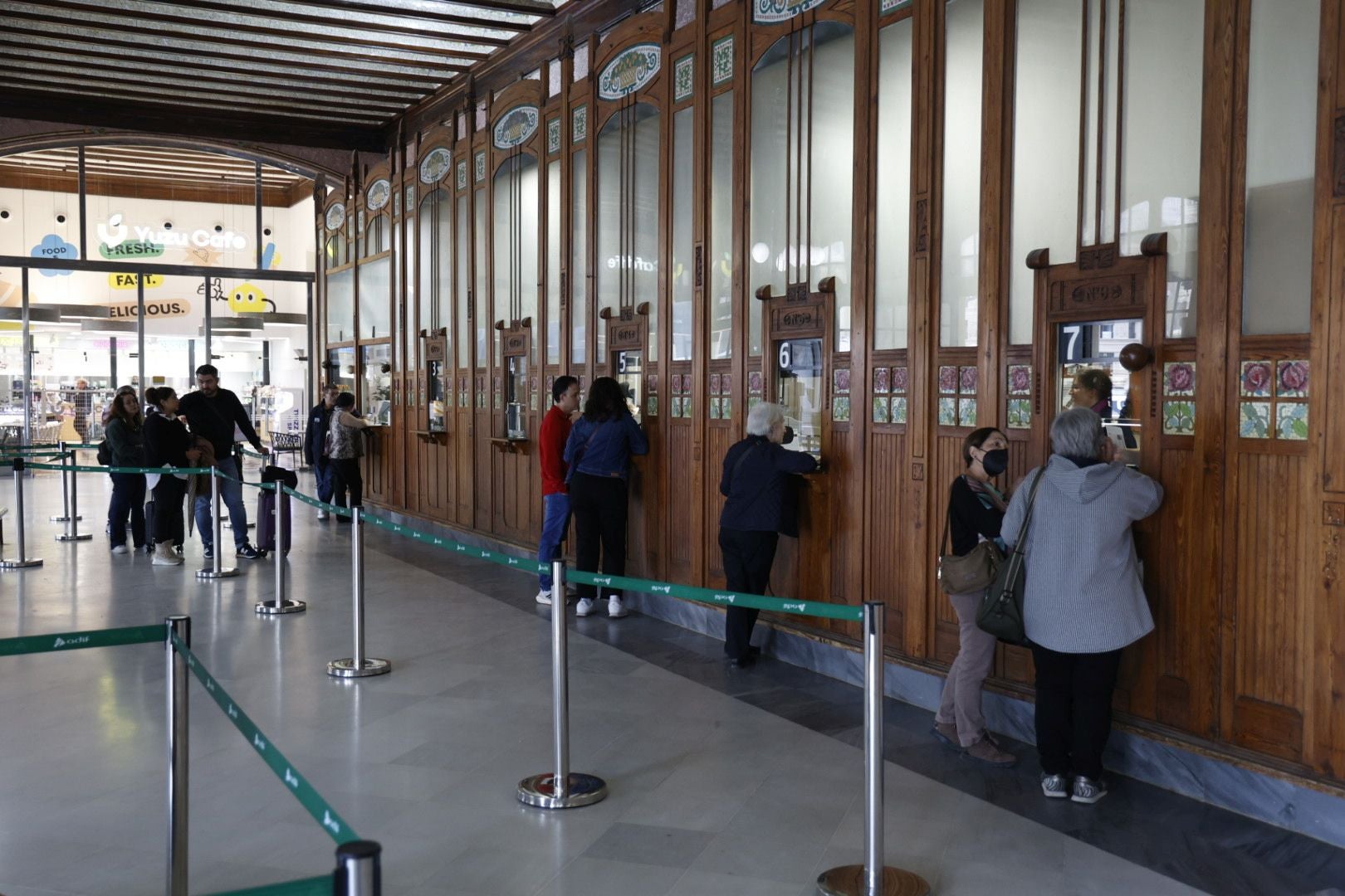 Valencia intenta retomar la normalidad con colas en buses y trenes cancelados