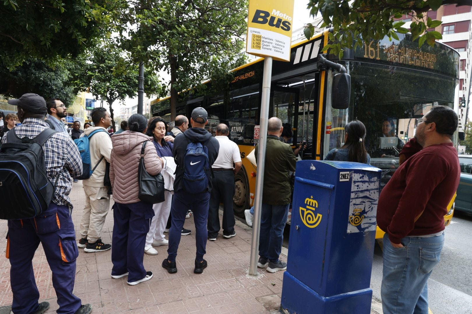 Valencia intenta retomar la normalidad con colas en buses y trenes cancelados