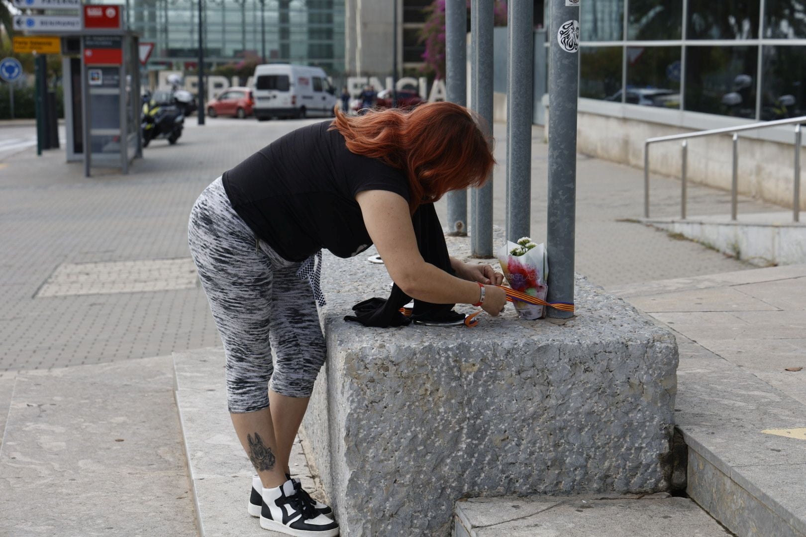 Flores en la morgue de Feria Valencia de los fallecidos por la DANA