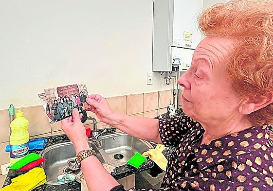 Pilar muestra una fotografía junto a sus difuntos amigos Emilia y Salvador.