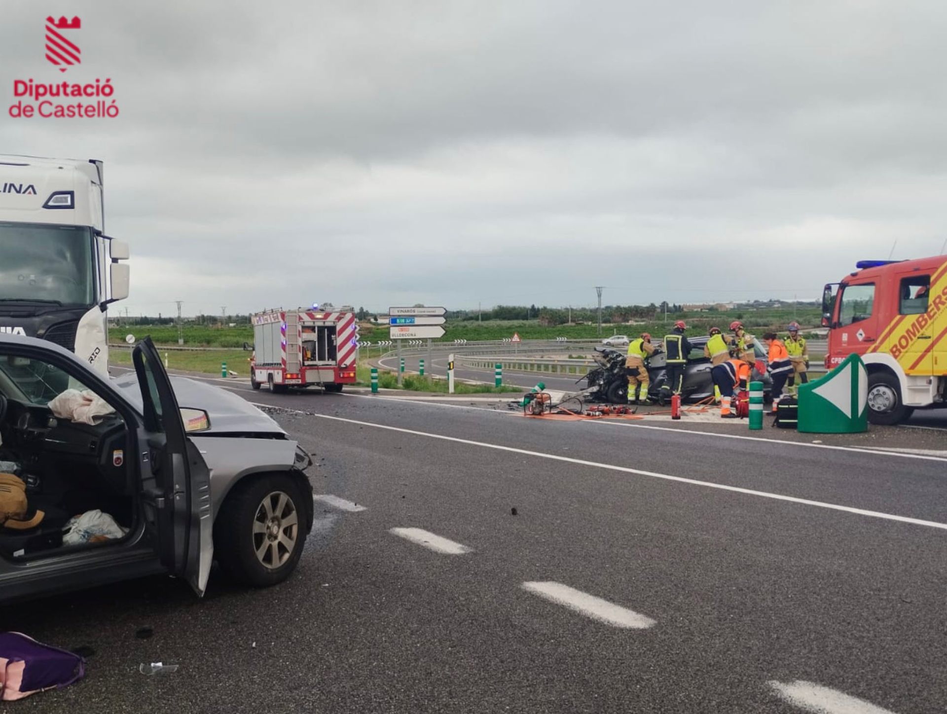 Los vehículos implicados en el accidente y los bomberos actuando.