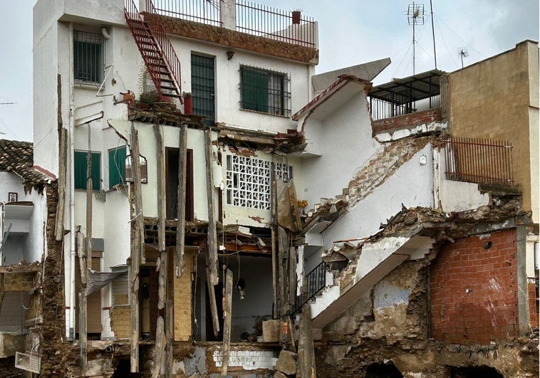 Una de las casas en riesgo de derrumbe.