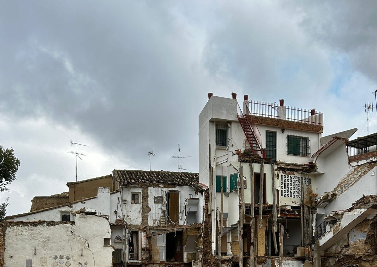 Imagen secundaria 1 - SOS en Chiva por el riesgo de derrumbes de casas y petición de ayuda a arquitectos