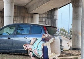 Pieza de la falla de Turís del artista Pedro Santaeulalia, recuperada debajo del puente de acceso a Ikea.