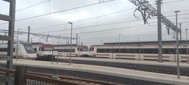 Trenes de cercanías y media distancia, en la estación de tren de Xàtiva.