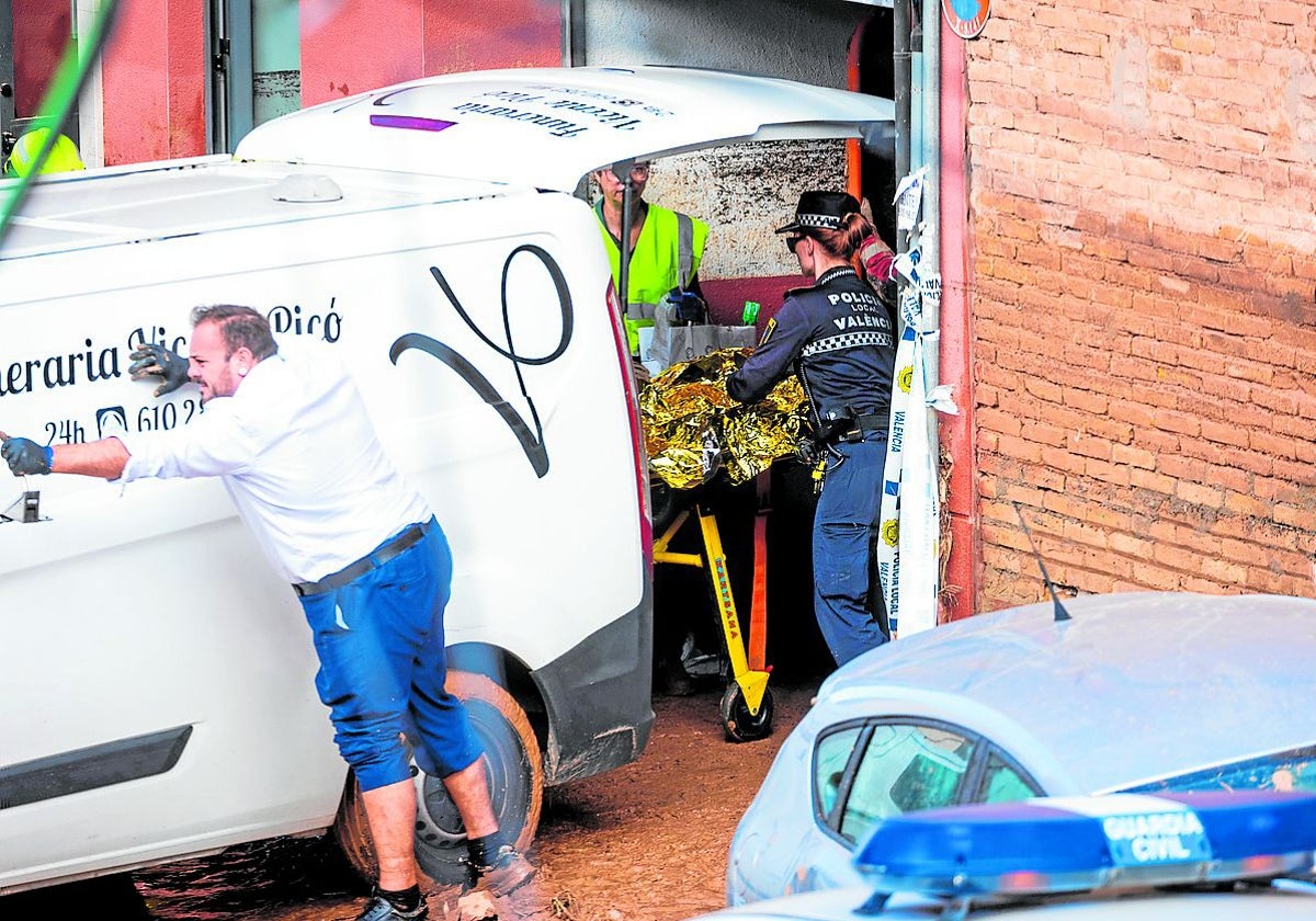 Los efectivos durante el traslado de los cadáveres de La Torre.