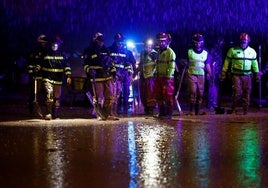 Equipos de rescate, bajo la lluvia en Paiporta, este domingo.