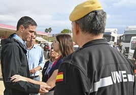 Sánchez conversa con la alcaldesa de Paiporta.