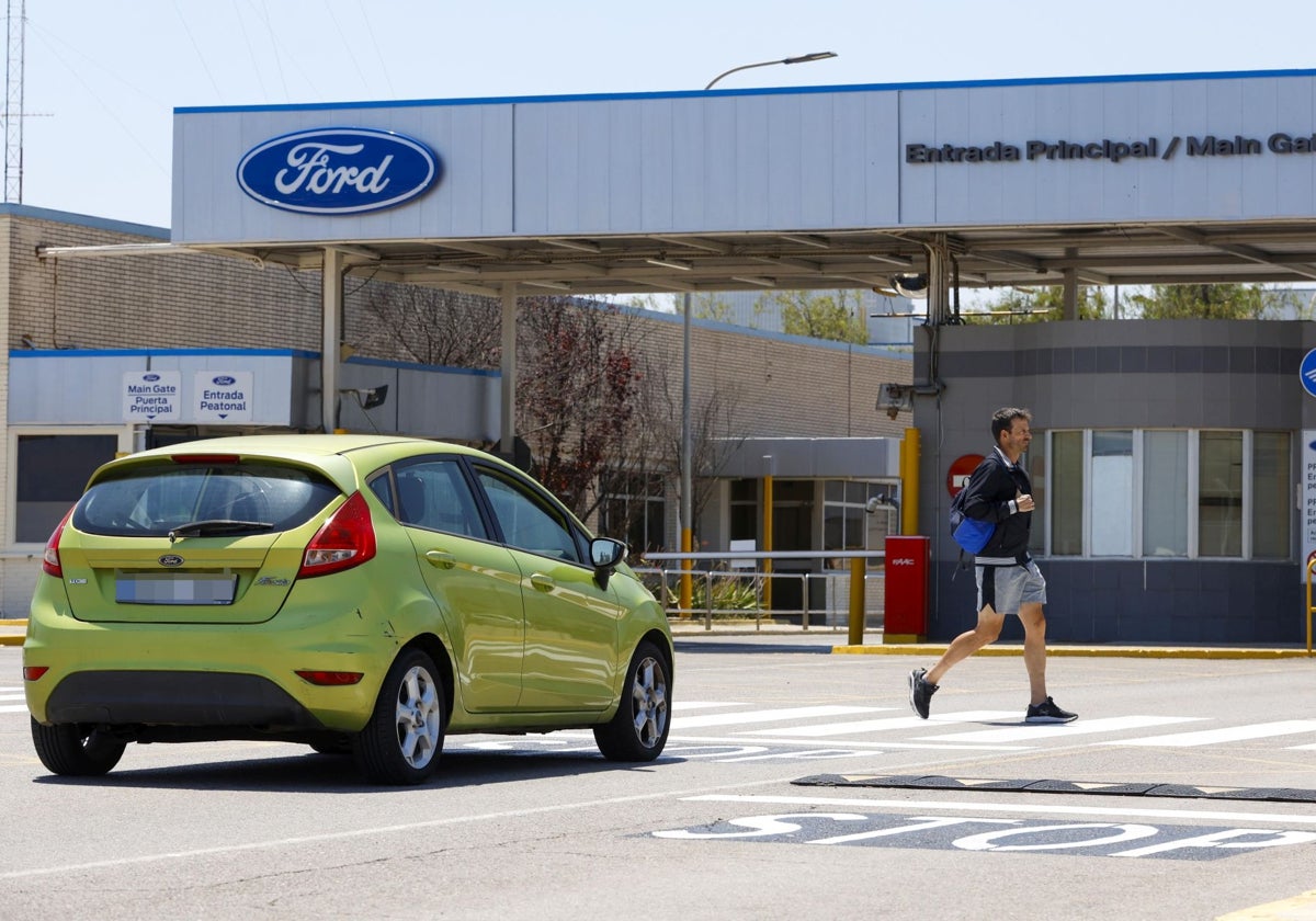 Un trabajador, en las inmediaciones de la fábrica de Ford Almussafes.