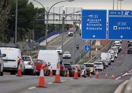 Atasco de vehículos en las salidas de Valencia.